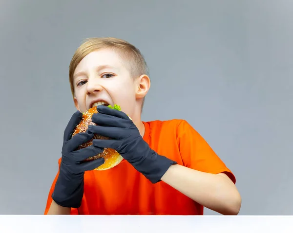 Ragazzo Guanti Monouso Neri Afferrato Hamburger Vuole Mordere Avidamente — Foto Stock