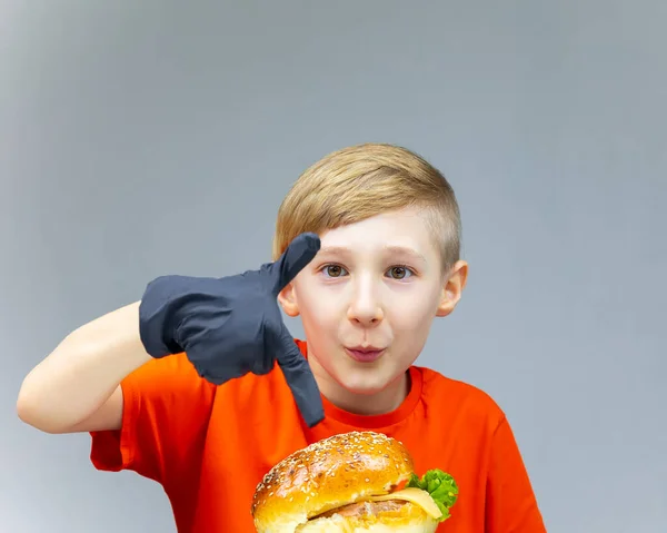 Hamburgerin Önünde Oturan Çocuk Elinde Parmağıyla Onu Işaret Ediyor Siyah — Stok fotoğraf