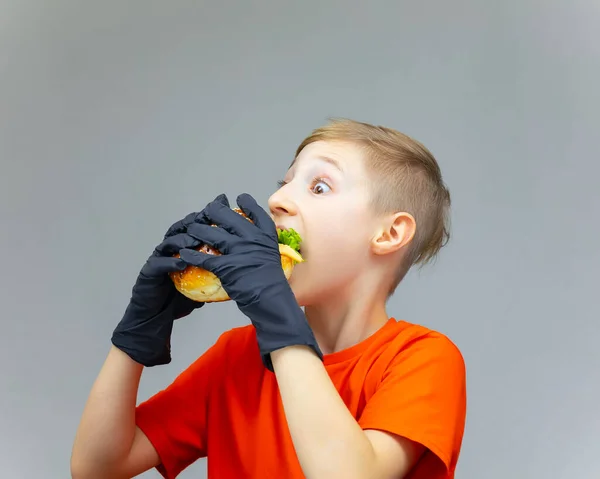 Menino Abaulou Olhos Morde Enorme Hambúrguer Suculento Com Uma Salada — Fotografia de Stock