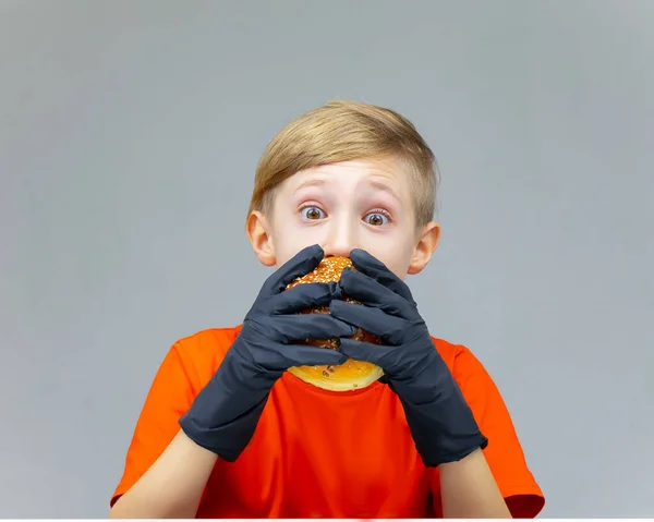 Pojke Med Stora Utbuktande Ögon Biter Hamburgare — Stockfoto