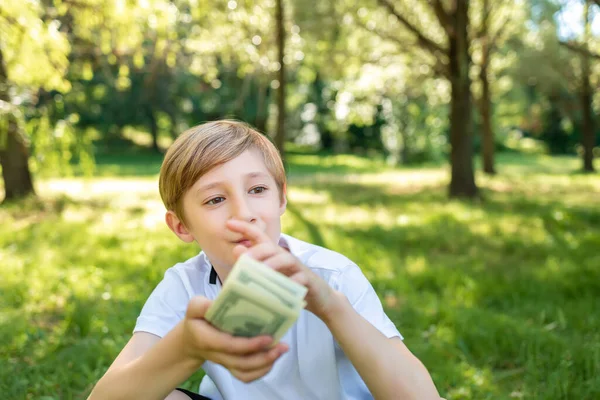 Jongen Zit Het Park Denkt Dat Hij Een Pakje Dollarbiljetten — Stockfoto