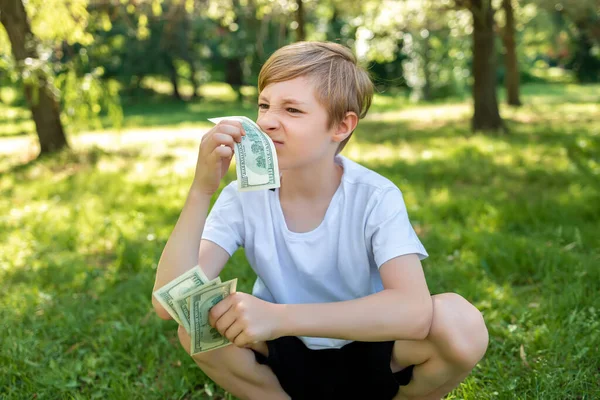 Jongen Heeft Dollarbiljetten Waarvan Hij Een Naar Zijn Neus Bracht — Stockfoto