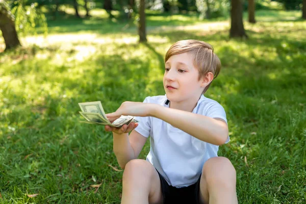 Een Kind Het Park Houdt Dollarbiljetten Voor Zich Gooit Voor — Stockfoto