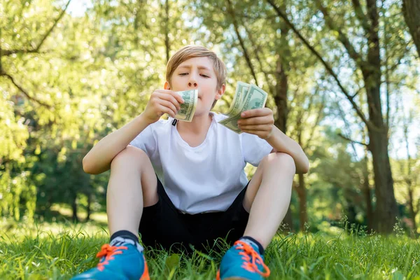 Een Jongen Het Park Houdt Dollarbiljetten Voor Zich Brengt Het — Stockfoto