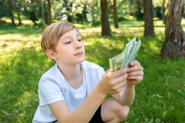 Een Jongen Een Wit Shirt Houdt Dollarbiljetten Voor Zich Kijkt — Stockfoto
