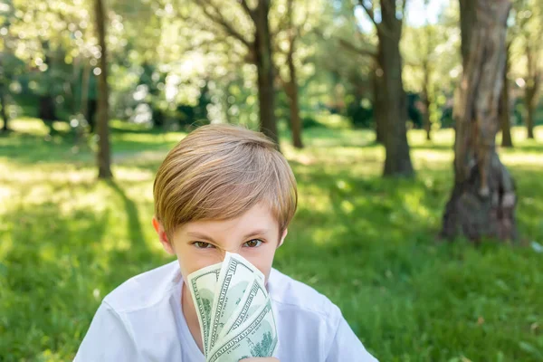 Een Jongen Het Park Maakte Een Fan Van Dollarbiljetten Bedekte — Stockfoto