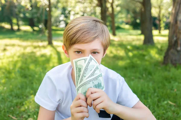 Een Jongen Het Park Bedekte Zijn Gezicht Met Dollarbiljetten Kijkt — Stockfoto