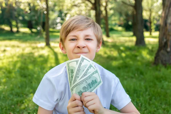 Jongen Houdt Dollarbiljetten Voor Zijn Gezicht Lacht Stiekem — Stockfoto
