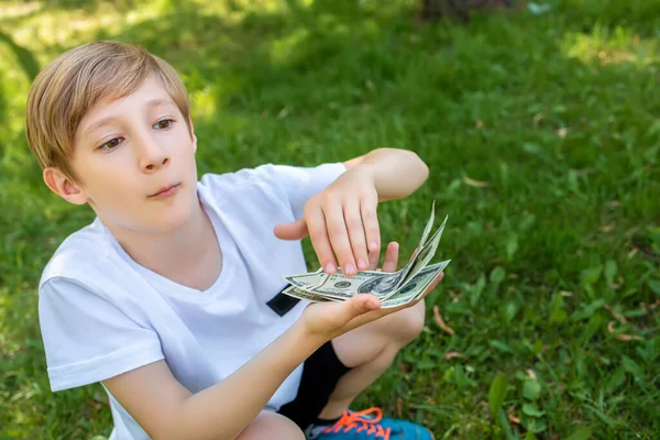 Een Jongen Kraken Met Dollarbiljetten Voor Zich Borstelt Naar Voren — Stockfoto