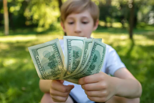 Előtérben Lévő Bankjegyek Homályos Háttér Ellen Tartják Fiút Parkban — Stock Fotó