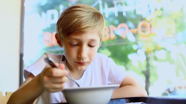 Chłopiec Restauracji Zupę Dużym Oknie Potępia Dmuchając Nią — Wideo stockowe