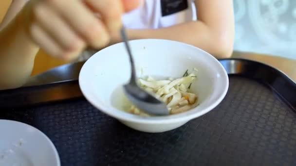 Nahaufnahme Eines Tellers Hühnerbrühe Den Ein Junge Einem Restaurant Einem — Stockvideo