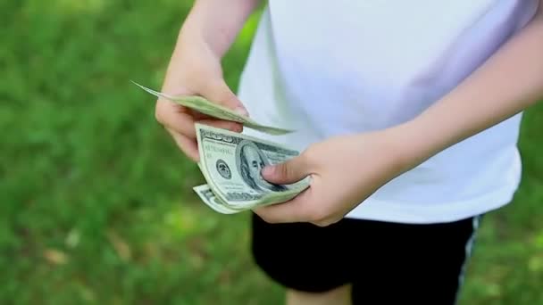 Billets Argent Dollars Gros Plan Qui Tient Les Mains Garçon — Video