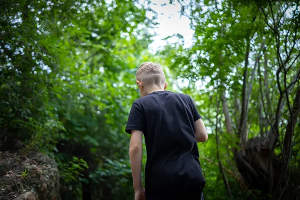 Chlapec Kráčí Vpřed Prodírá Lesem — Stock fotografie