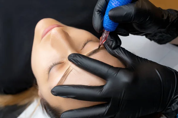Eyebrow Tattoo Procedure Permanent Makeup Machine — 图库照片
