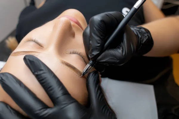 Master Makes Contour Pencil Eyebrow Tattoo Procedure Permanent Makeup — Stok Foto