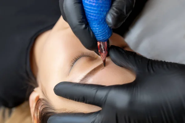 Master Makes Eyebrow Tattoo Using Permanent Makeup Machine — 图库照片