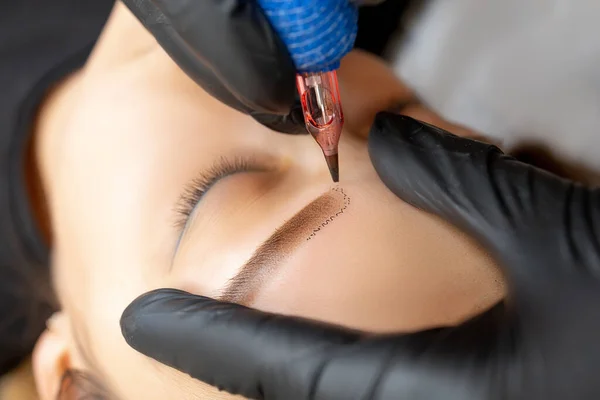 Master Does Eyebrow Tattoo Holding Eyebrow His Fingers — Fotografia de Stock