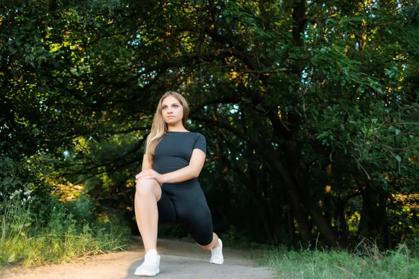 Fitness Blonde Doing Lunges Forward Stretching Her Legs — стоковое фото