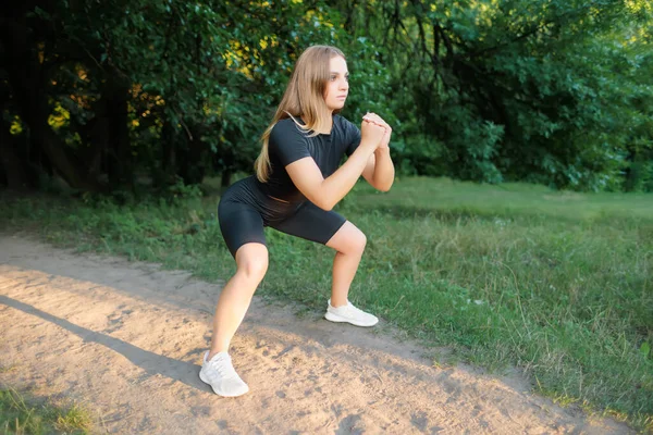 Blonde Fitness Model Exercising Park Doing Squats — ストック写真