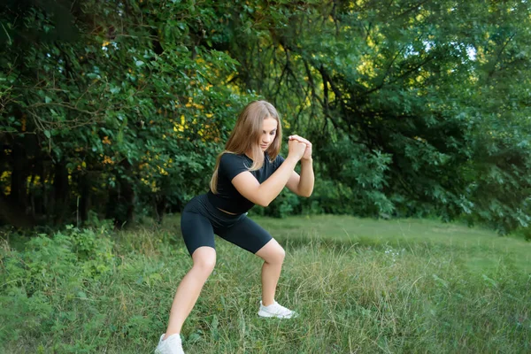 Blonde Fitness Model Exercising Park Doing Squats — Fotografia de Stock