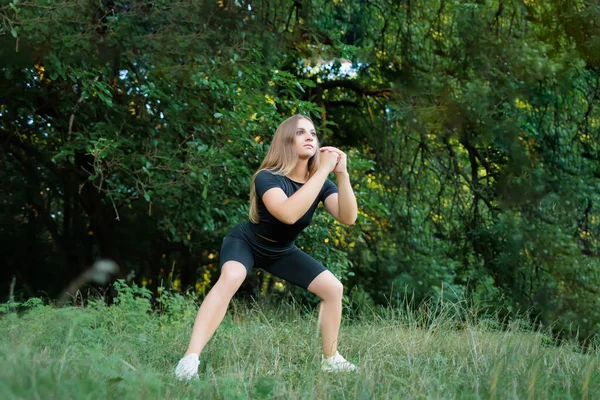 Blonde Fitness Model Exercising Park Doing Squats — стоковое фото