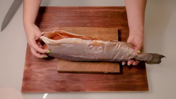 Peeled Salmon Carcass Cutting Board — Wideo stockowe