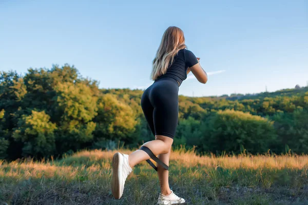 Athletic Girl Toned Slender Figure Stands Sideways Performs Exercise Elastic — Stock fotografie