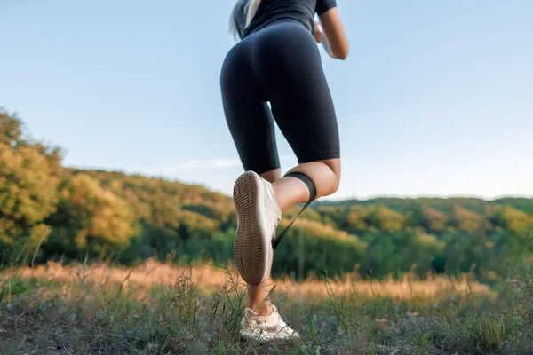 Close Shoes Sports Girl Who Stands Her Back Performs Exercises — 图库照片