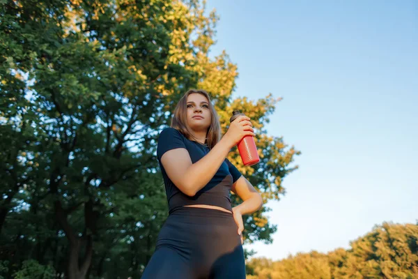 Fitness Blonde Woman Black Tracksuit Holds Red Bottle Water Her — ストック写真