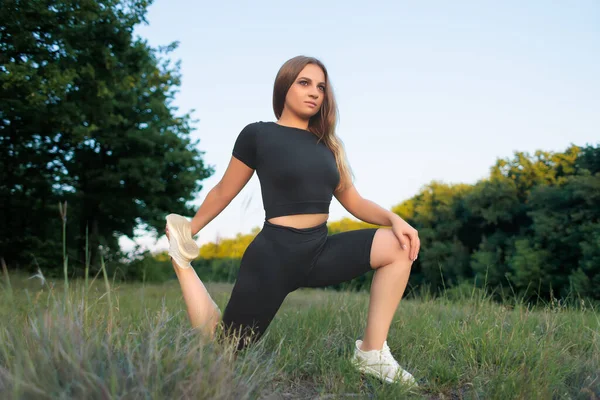 Young Sportswoman Park Performs Exercises Stretching Ligaments Foot Knee — Fotografia de Stock