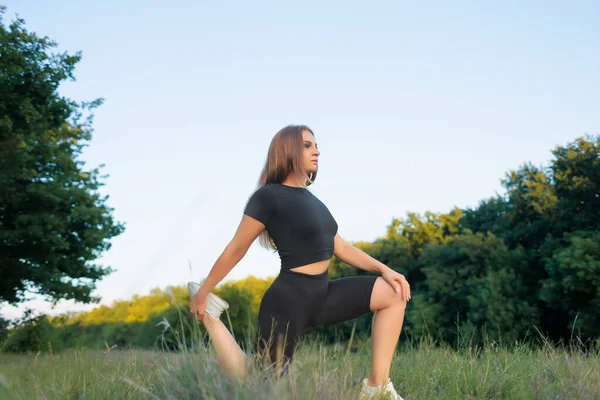 Young Sportswoman Park Performs Exercises Stretching Ligaments Foot Knee — Foto Stock