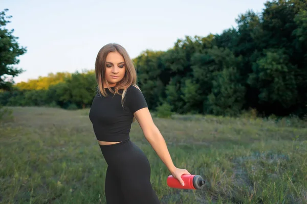 Спортсменка Молода Дівчина Тримає Червону Пляшку Води Руці Показуючи Свої — стокове фото