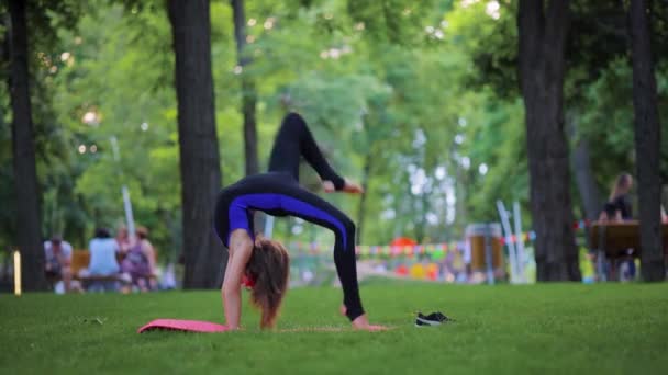 Little Athlete Girl Doing Acrobatic Element Somersaulting Her Hands — 비디오