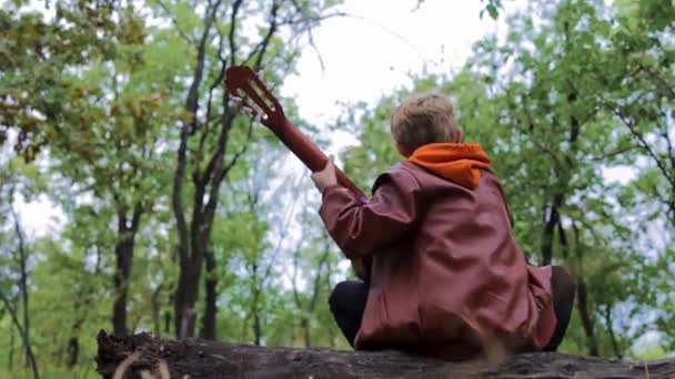 Automne Dans Forêt Garçon Assoit Sur Une Bûche Avec Dos — Video