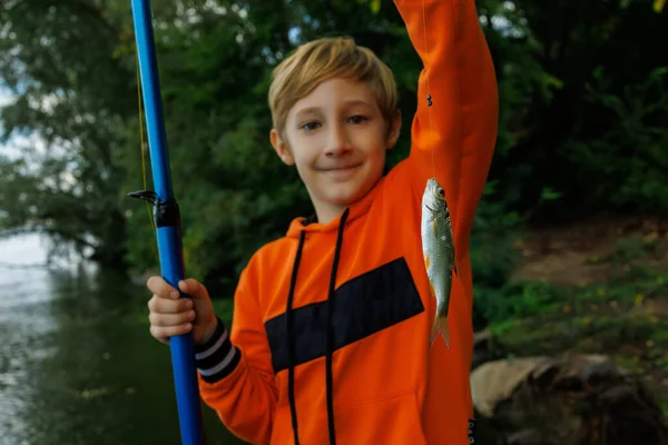 소년이 낚아채서 갈고리에 물고기의 — 스톡 사진