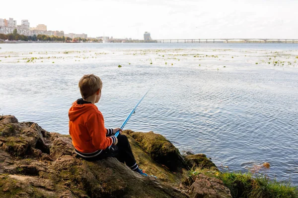 Fiú Aki Köveken Ült Bedobott Egy Horgászbotot Folyóba Elment Horgászni — Stock Fotó