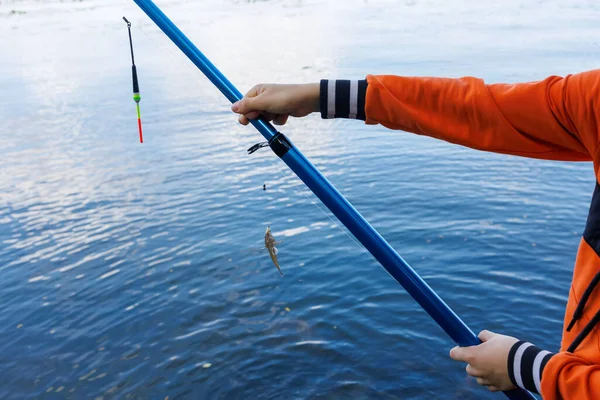 Mani Ragazzo Che Tiene Tra Mani Una Canna Pesca Con — Foto Stock