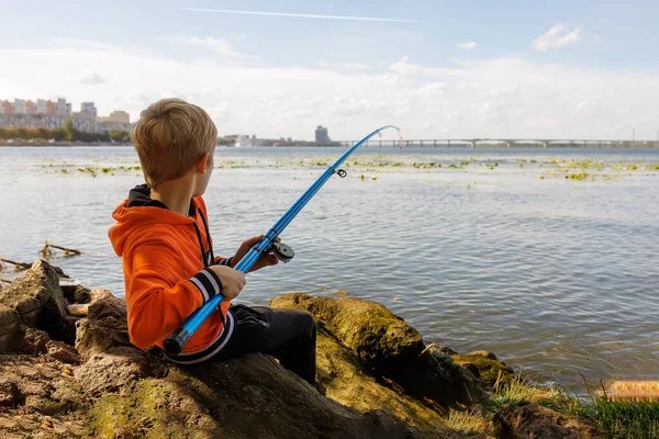 Ragazzo Sta Cercando Tirare Pesce Fuori Dal Fiume Con Aiuto — Foto Stock