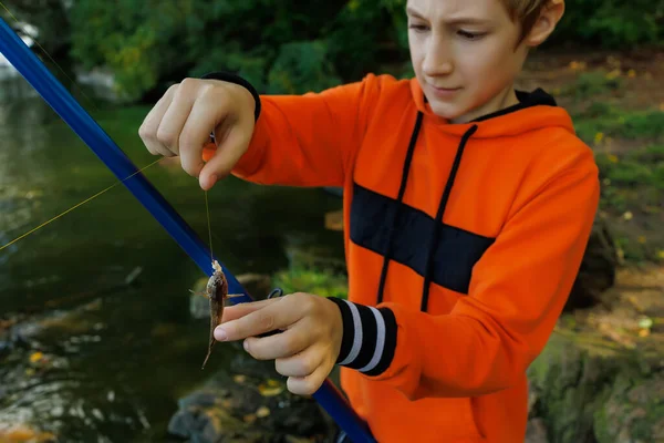 Pojke Naturen Nära Floden Avlägsnas Kroken Fångad Fisk — Stockfoto