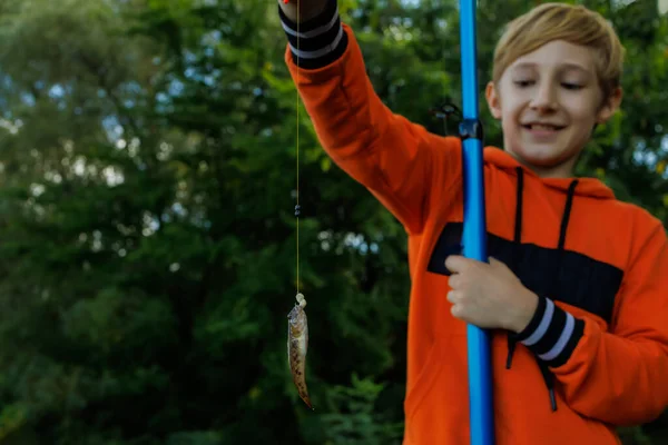 Pojke Fisketur Håller Ett Fiskespö Framför Sig Och Skär Fisken — Stockfoto