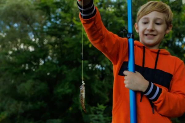 Niño Viaje Pesca Sostiene Una Caña Pescar Delante Corta Pescado — Foto de Stock