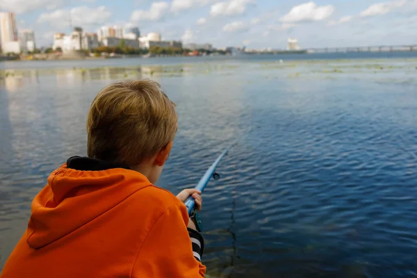 Fiú Horgászbottal Horgászik Folyón Horgászbotot Tart Kezében Köveken — Stock Fotó