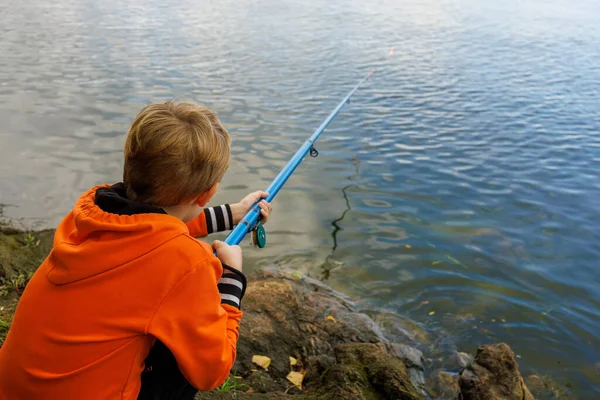 Der Junge Fischt Mit Einer Angelrute Auf Dem Fluss Hält — Stockfoto