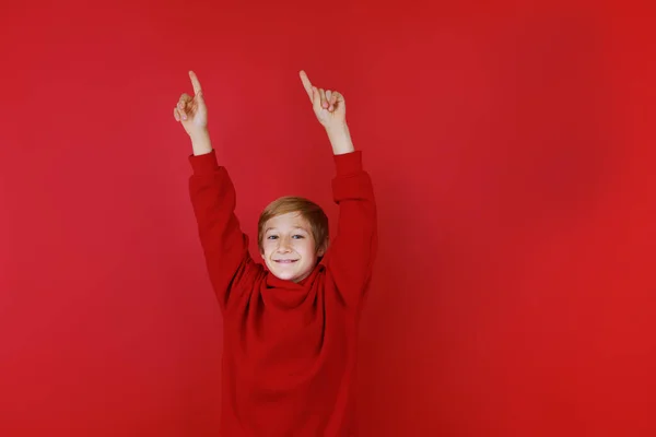 Sportowy Chłopiec Czerwonym Garniturze Wyciągnął Ręce Góry Wskazał Palcami Górę — Zdjęcie stockowe