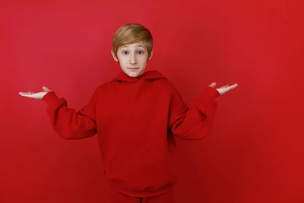 Pojke Röd Träningsoverall Bredde Armarna Sidorna — Stockfoto