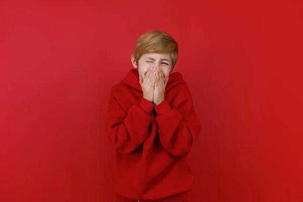 Przestraszony Chłopiec Czerwonym Dresie Złapał Się Twarz Rękami — Zdjęcie stockowe