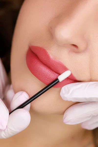 Make Bibir Permanen Sempurna Menggunakan Teknik Mesin Dengan Pigmen Merah — Stok Foto