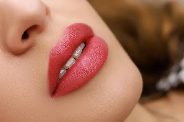 Close Permanente Lippen Make Mit Rotem Pigment Zum Tätowieren — Stockfoto