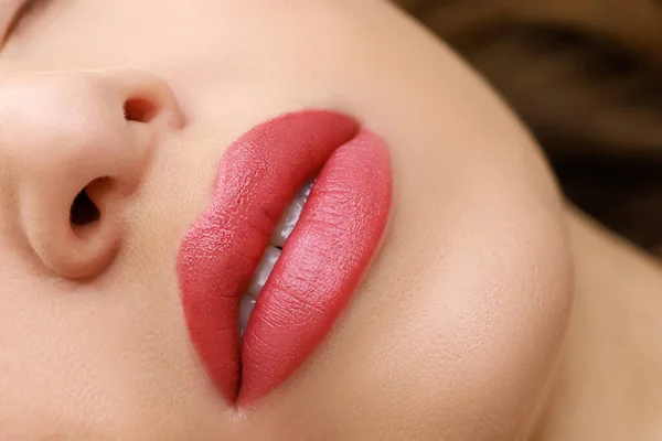 Lippen Nahaufnahme Mit Permanentem Lippenschminken Mit Einem Zarten Roten Pigment — Stockfoto